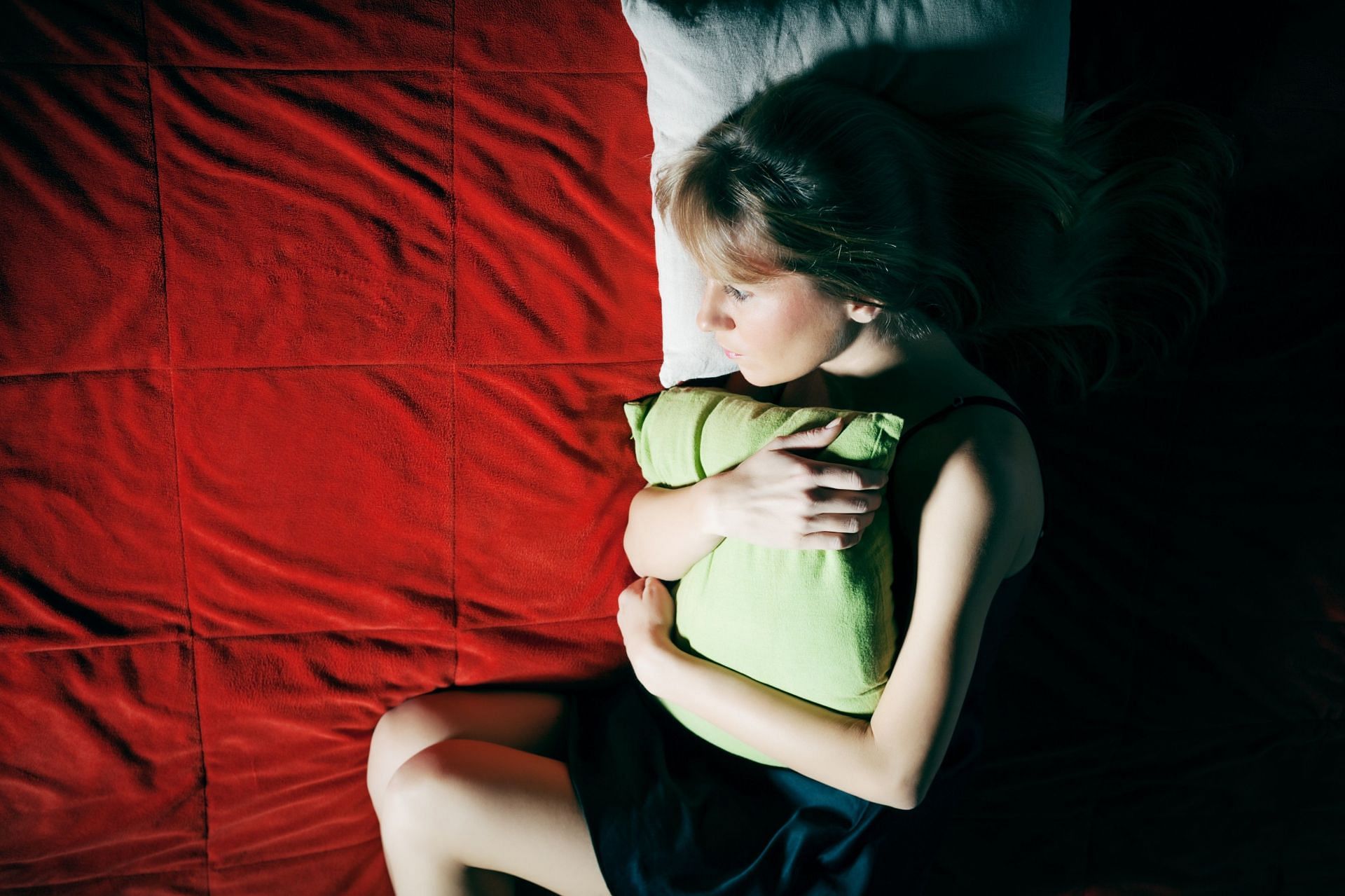 The link between a healthy heart and sleep patterns is very evident. (Image via Vecteezy/Mladen Mitrinovic)